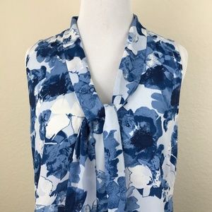 Ann Taylor blue floral pattern sleeveless blouse